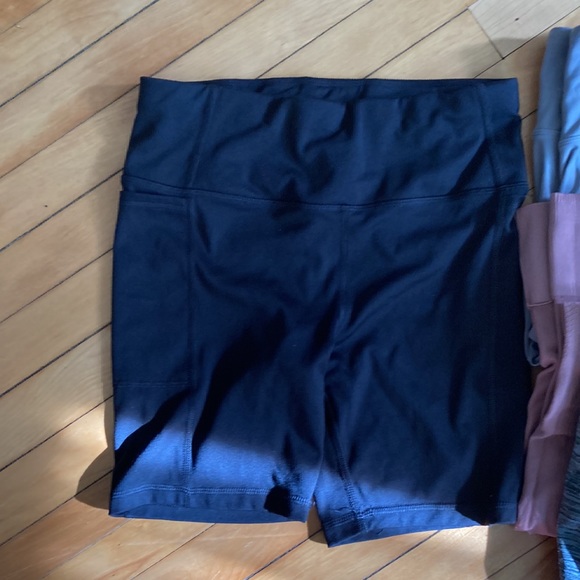 Set of 5 workout clothes. - Picture 3 of 3
